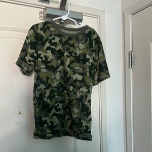 The Children's Place Green and Black Camouflage Short Sleeve Tee